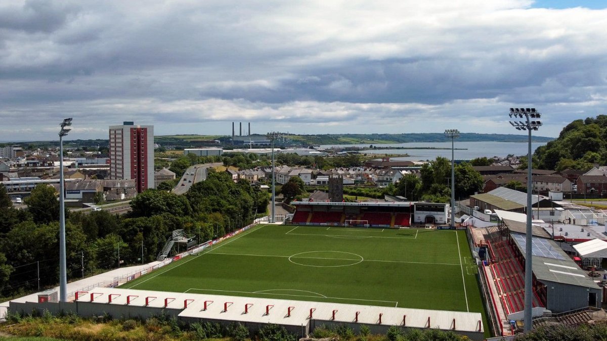 anglogalician's tweet photo. Trilogía tuitera de la tortilla francesa y de la guillotina.

2- Los Inver Reds conquistaron su tercera liga norirlandesa en 4 años.
Un logro de la hostia, teniendo en cuenta que este club fundado en 1889, no había ganado nada de importancia hasta 2023.

Parabéns al @larnefc https://t.co/0Q7YqiAapK