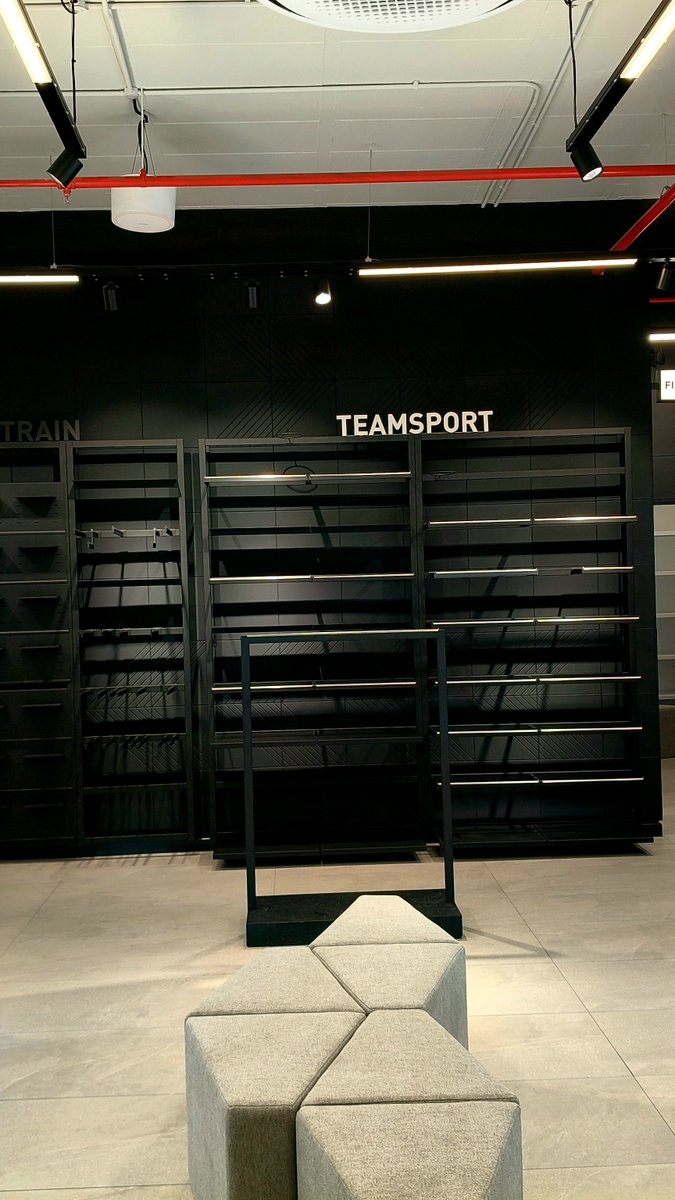 DeezyInc_Group's tweet image. Built and ready for what’s next 🏁✨

Freshly installed shelving at the PUMA store — clean, bold, and set for the drop.

DeezyInc creates retail spaces that are ready to perform.

#RetailDesign #StoreSetup #PUMA #InteriorDesign #DeezyInc