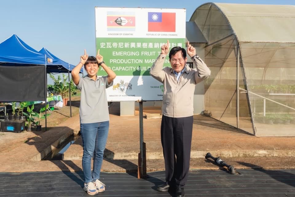 chia_lung's tweet image. Visited a technical mission in #Eswatini and saw #Taiwan’s agri expertise in action, from guava and dragon fruit to strawberries and tilapia. Our teams are helping boost local production and livelihoods. Taiwan will keep working with partners to deliver real impact.