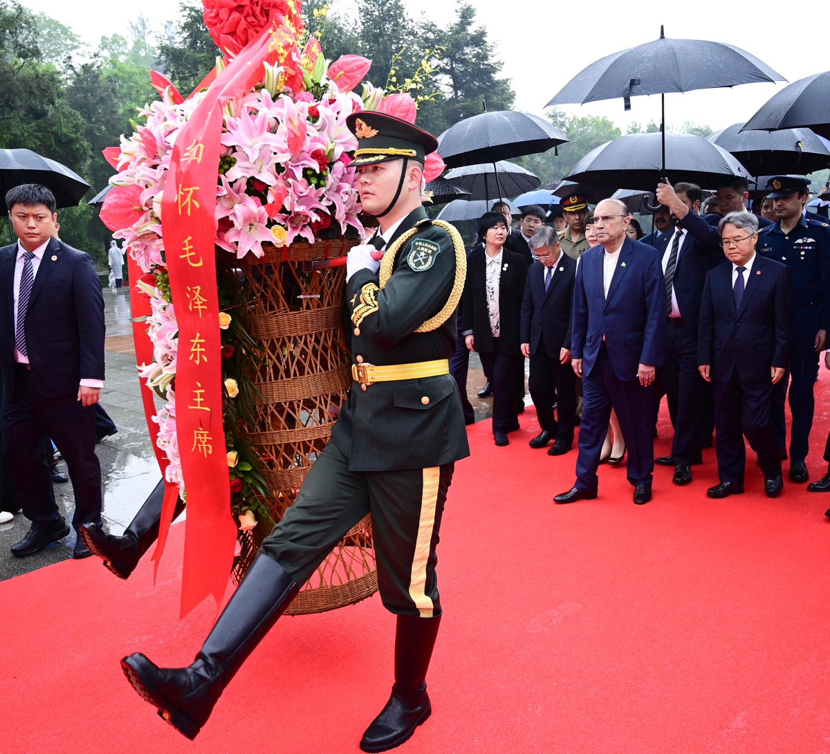 akgaho's tweet photo. President @AAliZardari lays a wreath at the statue of Chairman Mao Zedong at Statue Square https://t.co/tF8V3VnxfB