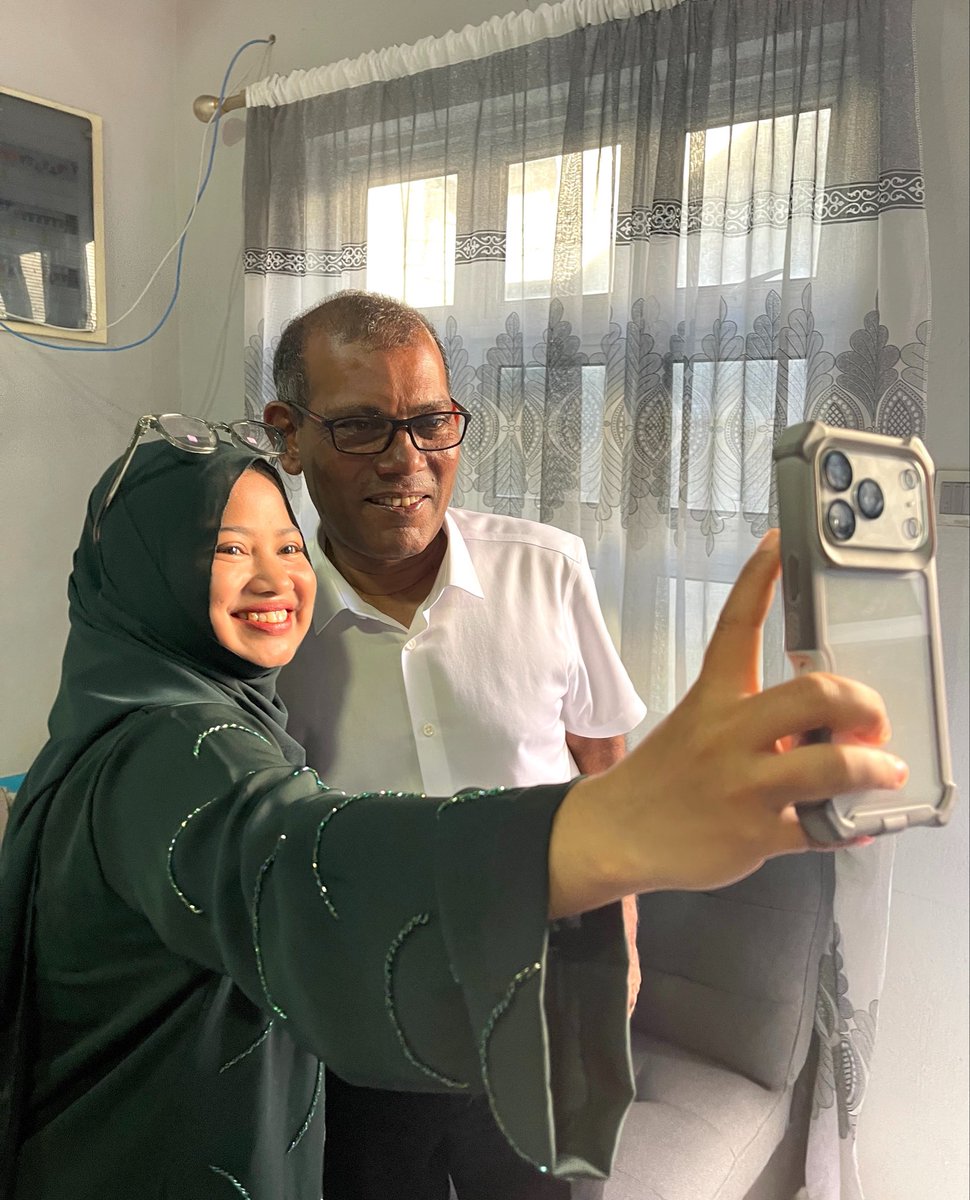 ބެހި ވަޒީފާއެއް ނެތް 
ފައިސާއެއް ނެތް 
ވެރިކަން ނިމުނު ފަހުން 14 އަހަރު! 
ތާއީދު ދެމެހެއްޓުނީ އެންމެނަށް ފައިދާވާ ރަނގަޅު ސިޔާސަތުތައް ތަންފީޒުކުރެވުނީތީ 

#BoduBadhalu 💛🌼