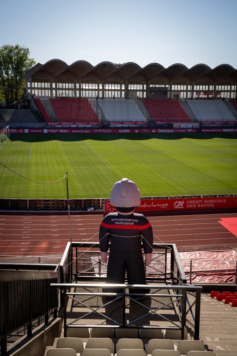 SDIS_74's tweet photo. [🚒PRÉSENCE DES SAPEURS-POMPIERS AU STADE⚽]

24/04 : match FC Annecy–Pau FC, les sapeurs-pompiers de la Haute-Savoie, invités d’honneur, ont animé la soirée avec stands et échanges pour présenter leurs missions.

📸 ©️ SDIS 74 - Louna FORGNONE et Sandrine CLARET

#SDIS74 https://t.co/Hd4442G9jc
