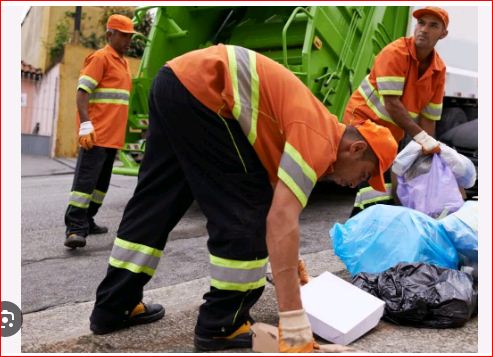 Comunitario7777's tweet photo. además los señores recolectores debe hacer bien su labor, porque son muy cómodos que quieren que el ciudadano le lleve la busa hasta las manos..no ellos debe entrar a los pajes, calles y recolectar la basura q los contribuyentes dejan colgada en sus casas..ESE ES SU TRABAJO??? https://t.co/tWvqPmDiYW