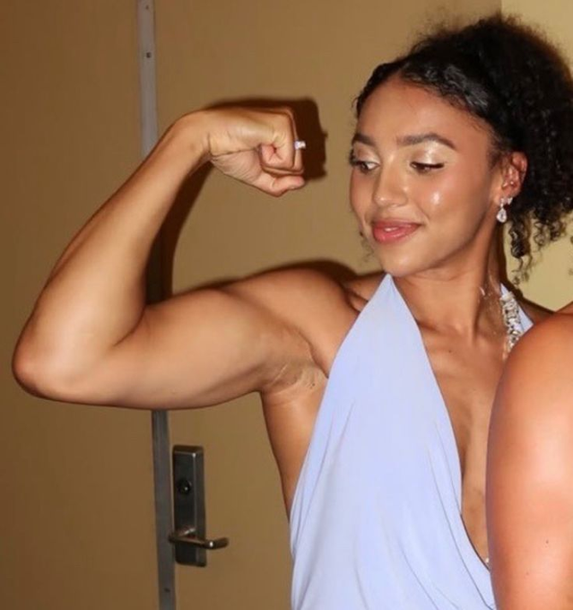 anisasfalsegod's tweet photo. i was born in the right generation i love azzi fudd biceps https://t.co/tJYfmkPNPj