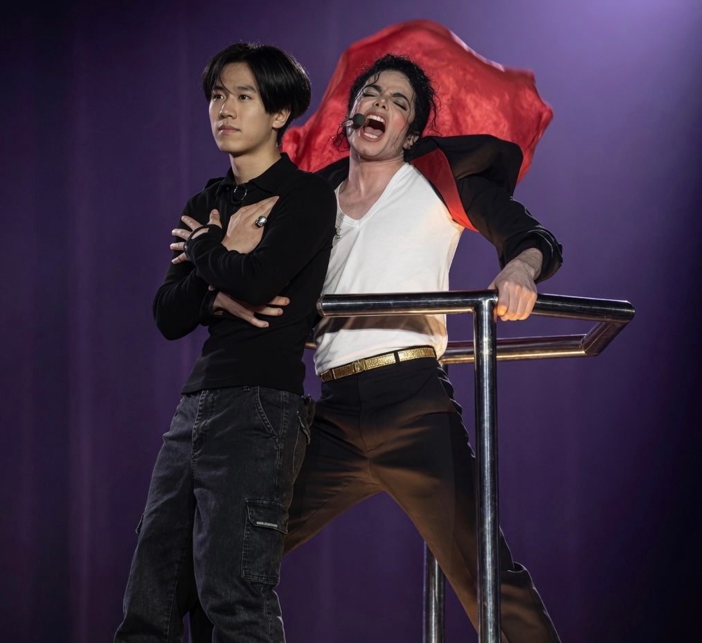 During a Michael Jackson concert in Seoul 1996, a rather dangerous incident occurred that has since become quite famous.

During the performance of"Earth Song", Michael used a crane or lifting platform to rise above the stage and the audience as part of the show. While he was