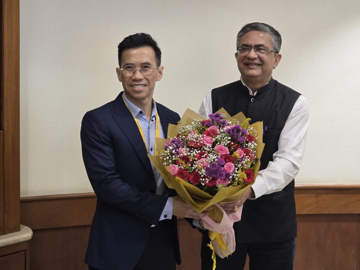 NSEIndia's tweet image. Mr Le Quang Bien, Consul General, Consulate General of Vietnam in Mumbai, and his team rang the iconic @NSEIndia bell along with our MD &amp;amp; CEO, Shri @ashishchauhan at @NSEIndia, today.

#NSE #NSEIndia @VNinINDIA