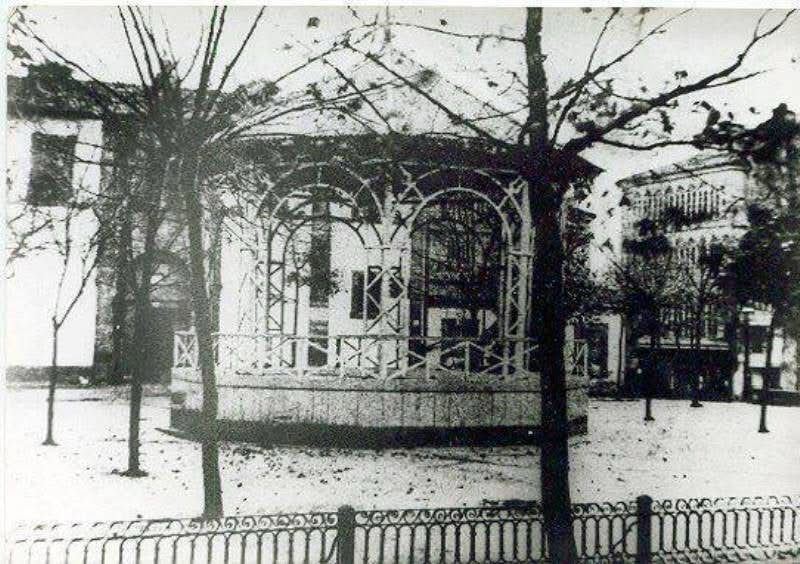 oviedodeayer's tweet photo. 📸 Plaza Porlier antes de su nivelación en 1903.

📍 Al fondo, la cárcel Fortaleza. La verja que estaba cerrando la plaza hoy esta en el Paseo del Bombé como respaldo de los bancos corridos de piedra. https://t.co/B1vBOkpehq