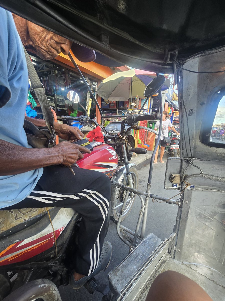 im_cannotbe's tweet photo. Siya po si Tatay Balbino Banawa, 75 years old, mula sa Brgy. Wawa, Nasugbu. Sa kabila ng kanyang edad, hanggang ngayon ay masipag pa rin siyang namamasada ng tricycle araw-araw.
Kung sakali man pong makasakay kayo  kanya, baka pwedeng dagdagan natin nang kaunti ang ating bayad https://t.co/KbYFzaN3Et