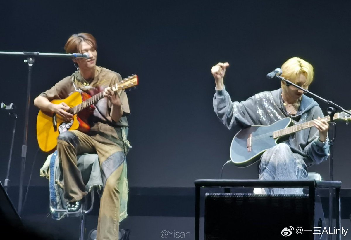 feeshzy's tweet photo. 🩶🎸 #zerui #밍위 https://t.co/VRv3ZahPEy