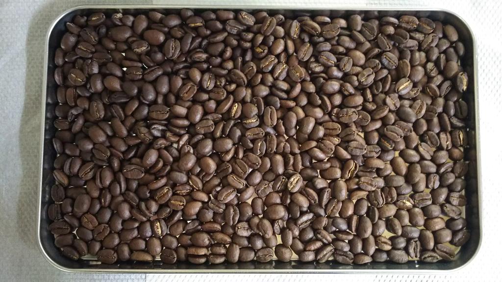 coffee_akira's tweet image. 珈琲豆自家焙煎🔥久々のパナマ🇵🇦2ハゼ入り直後煎り止め。シティロースト･中煎り程度。生豆の欠点豆が少なくていい豆👍気温が高かったせいかハゼのタイミングが若干早めだったけど、どう風味が出るかな🤔
#コーヒー #coffee