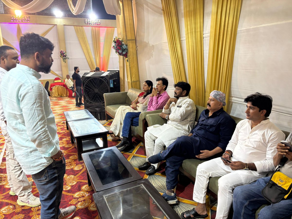 SauravYadav025's tweet image. नरगा महाशय ड्योढ़ी स्थित देव महल विवाह भवन में छात्र राजद के पूर्व प्रधान महासचिव श्री ब्रजेश कुमार उर्फ चन्दन यादव जी की बहन के शुभ परिणय उत्सव में सम्मिलित होने का सौभाग्य प्राप्त हुआ ।नव-युगल को उज्जवल भविष्य का आशीर्वाद दिया ।
#wedding
#rjd
#tejaswiyadav