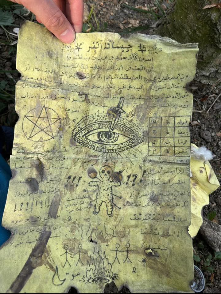 Türkiye’de bir adam, aracını satarken plakalığın içinde bulduğu büyüyü paylaştı; ne olduğunu bilmeyen adam, bunun ne işe yaradığını araştırmaya başladı.