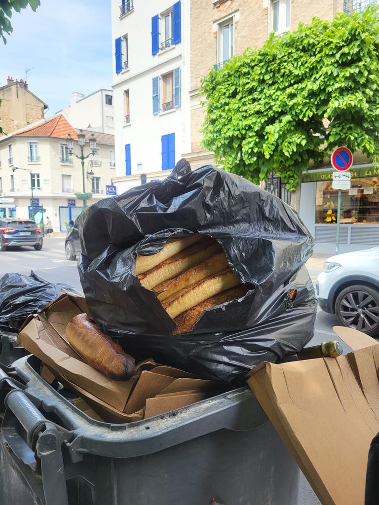 BSirsalane's tweet photo. Le pain, ça ne se jette pas.
#Puteaux https://t.co/kehqnmNu9t