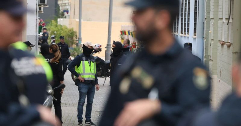 malagahoy_es's tweet image. Fuerte despliegue policial por aire y tierra en La Trinidad tras los últimos tiroteos en Málaga #Málaga