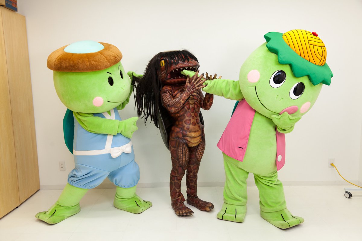 youkaicon's tweet photo. 福崎町公式キャラクターを知らない人たちがいるので紹介しとく
【名前】フクちゃんサキちゃん
【特徴】デカくて、丸くて、緑色

この二人の存在が、ガジロウが公式キャラクターになれない大きな理由である。
決してオレの見た目がグロいからとかではない...
＃兵庫県福崎町 https://t.co/GIaeplPZZu