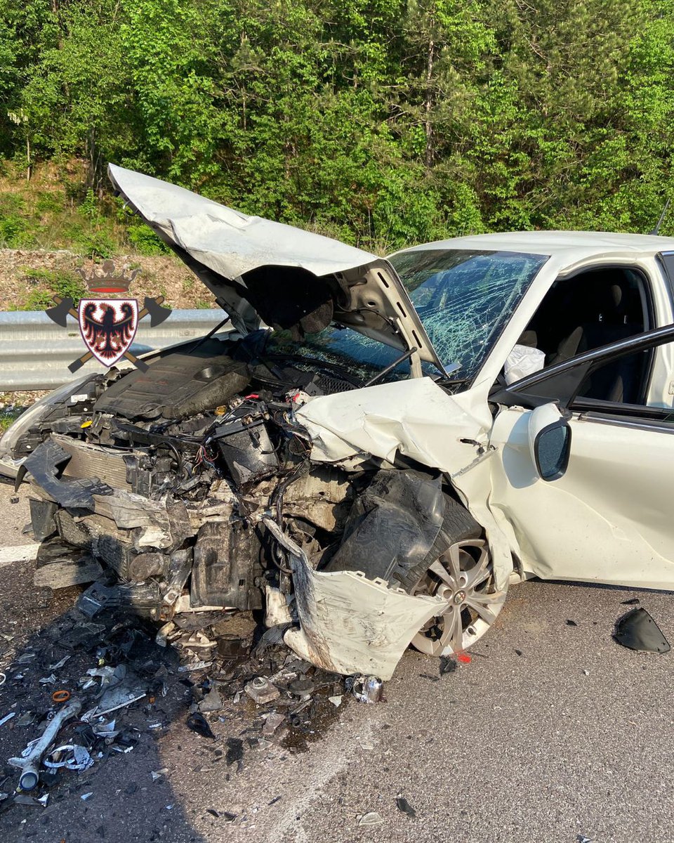 fedvvfvoltn's tweet photo. #IncidenteStradale: tre le auto coinvolte in un sinistro verificatosi nel pomeriggio di ieri a Besenello. Sul posto i corpi di Besenello e di Calliano, allertati alle 16:56. Cinque le persone ferite. #vvftrentino https://t.co/XidgSW4WTu