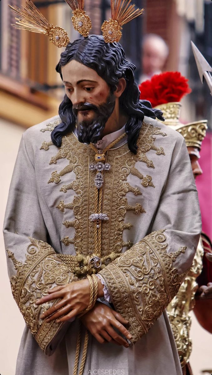 Mucho hablar del enjoyamiento en las dolorosas, pero poco en las imágenes de Cristo. 

Maravilloso Jesús del Silencio.