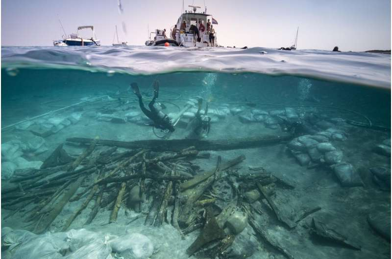 DAntiquis's tweet image. A 2,200-year-old Roman shipwreck off Croatia has revealed that ancient sailors repeatedly repaired their vessels with pine tar and beeswax-based coatings. 

phys.org/news/2026-04-y…

#Archaeology #Shipwreck #AncientRome