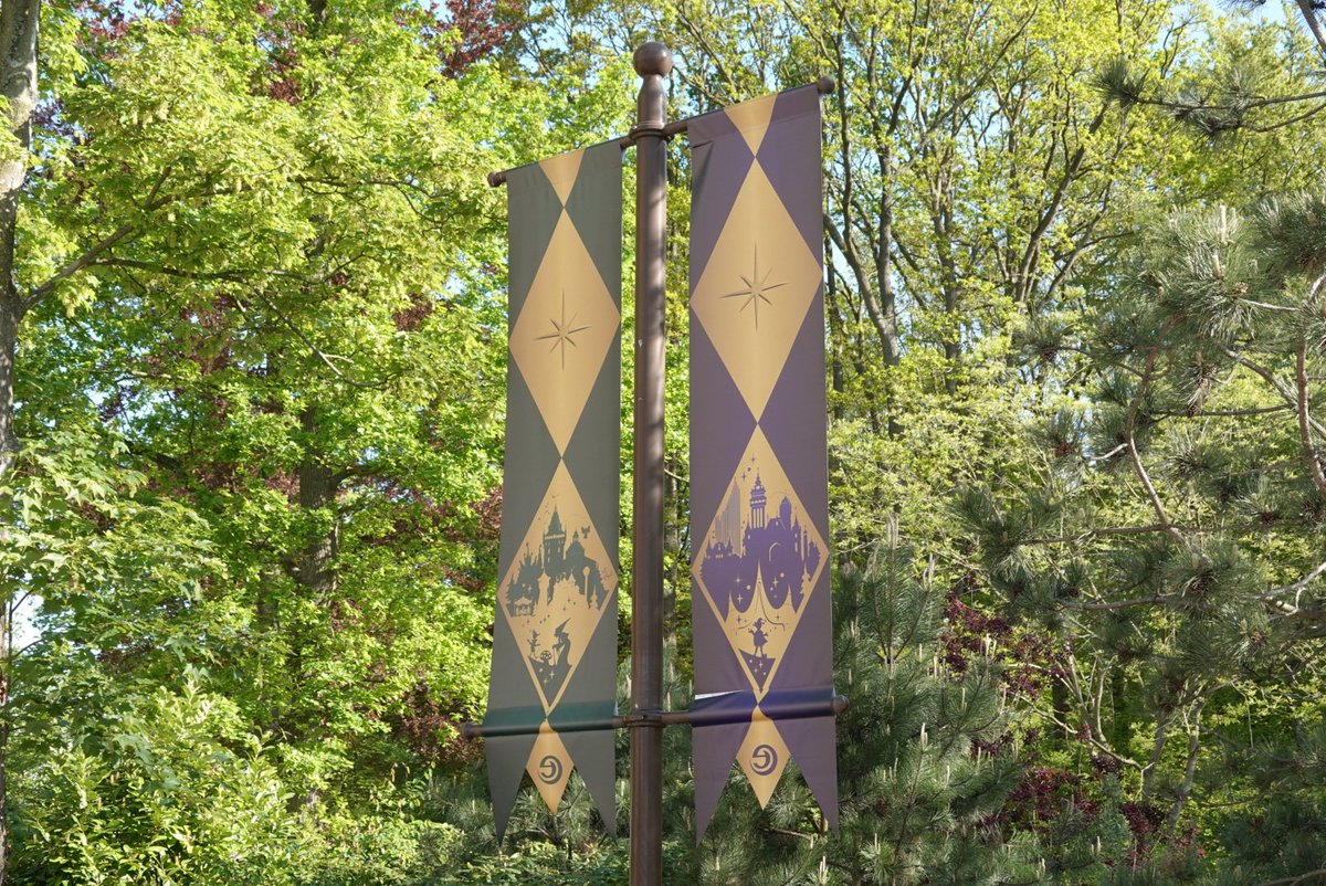 jeroen989's tweet image. Op het pardoespromenade is bij 1 van de vaandels het stiknaad aan het los komen. #Efteling #Themepark