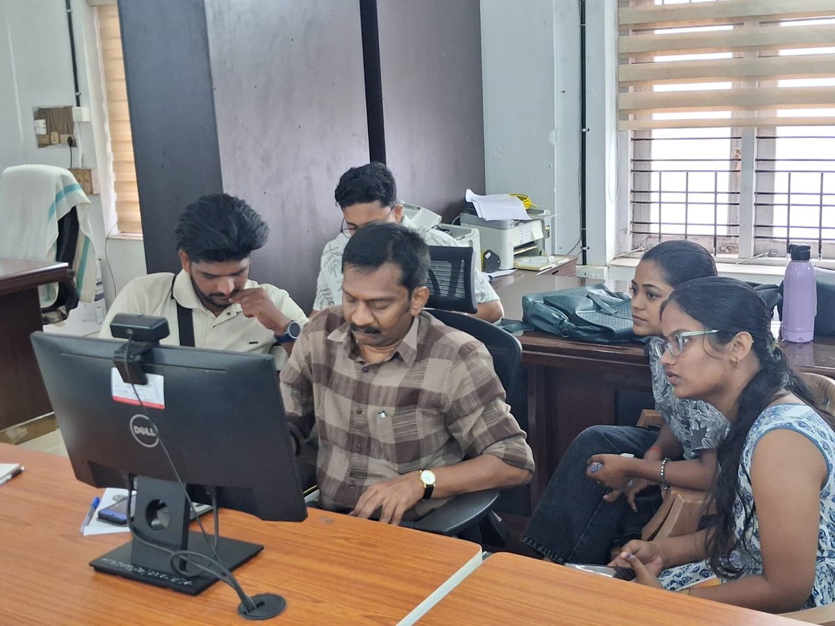 PIBTvpm's tweet image. പിഐബിയിലെയും @CBCTrivandrum ലെയും ഉദ്യോഗസ്ഥർക്കും ജീവനക്കാർക്കുമായി തിരുവനന്തപുരം #PIB യിൽ നടത്തിയ "തൊഴിലിടത്തെ എഐ ഉല്പാദനക്ഷമത: കാര്യക്ഷമത, സർഗ്ഗാത്മകത, വിശ്വാസ്യത" എന്ന വിഷയത്തിലുള്ള ശില്പശാലയുടെ  ഭാഗമായി നടന്ന ഒരു സംവേദനാത്മക  സെഷൻ.

#Workshop #AI