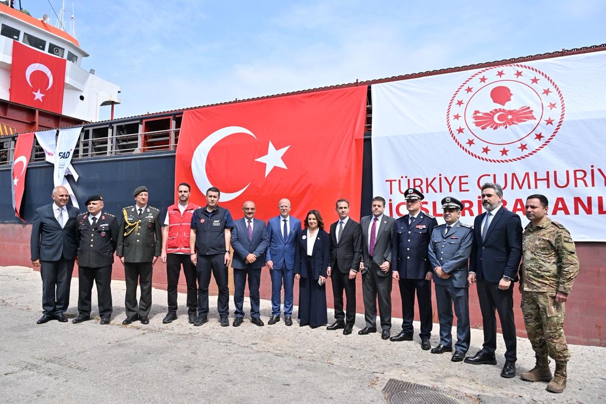 TC_BeyrutBE's tweet photo. İsrail saldırısı altındaki kardeş Lübnan’a yardım eli… 🇹🇷🇱🇧

@AFADTurkiye ve @Kizilay’ın 730 tonluk yardımını Bakanlar @HaneenSayed_LB ve @makkifadi’nin katıldığı törenle teslim ettik.

7.200 çadır, 28 bin battaniye, 10 binden fazla gıda kolisiyle bin hijyen kiti dağıtıma hazır. https://t.co/2qXqMEL12z