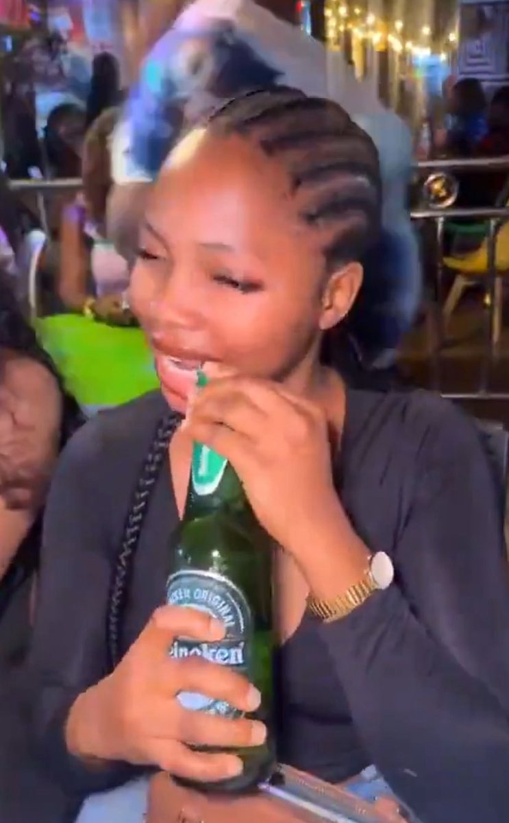 nonzzzoh's tweet image. You see these 4 ladies…
No allow them mistakenly BITE you oh … 😂 
#wild