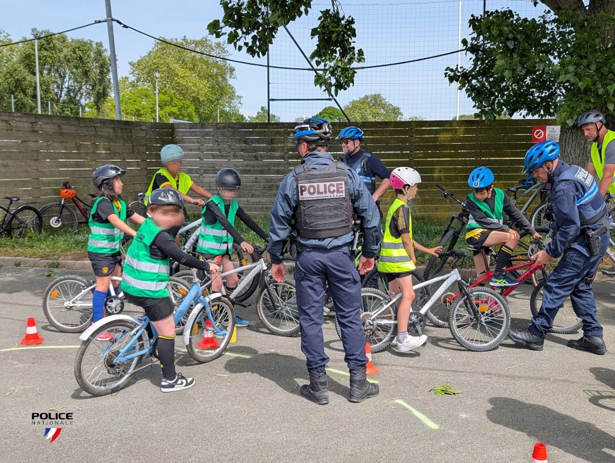 PoliceNat_17's tweet photo. EVEIL DES JEUNES PRODIGES DU RUGBY À LA SÉCURITÉ ROUTIÈRE
Le Stade Rochelais,avec la coordination de la sécurité routière et la police,a organisé pour ces jeunes rugbymen  une après-midi dédiée au bon usage du vélo, au code de la route et à ses dangers.Bravo à ces jeunes!👏 https://t.co/AM8eaYjj0L