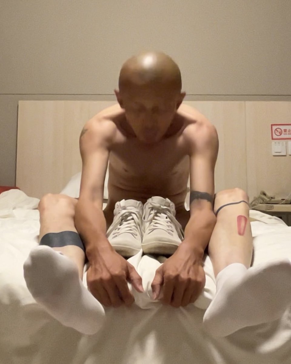 SymonYu17's tweet photo. 感觉国内玩TK的ee，所谓的“笑”都是装出来的。
#挠脚心 #tickle #feettickle https://t.co/ANJbaCjBvt