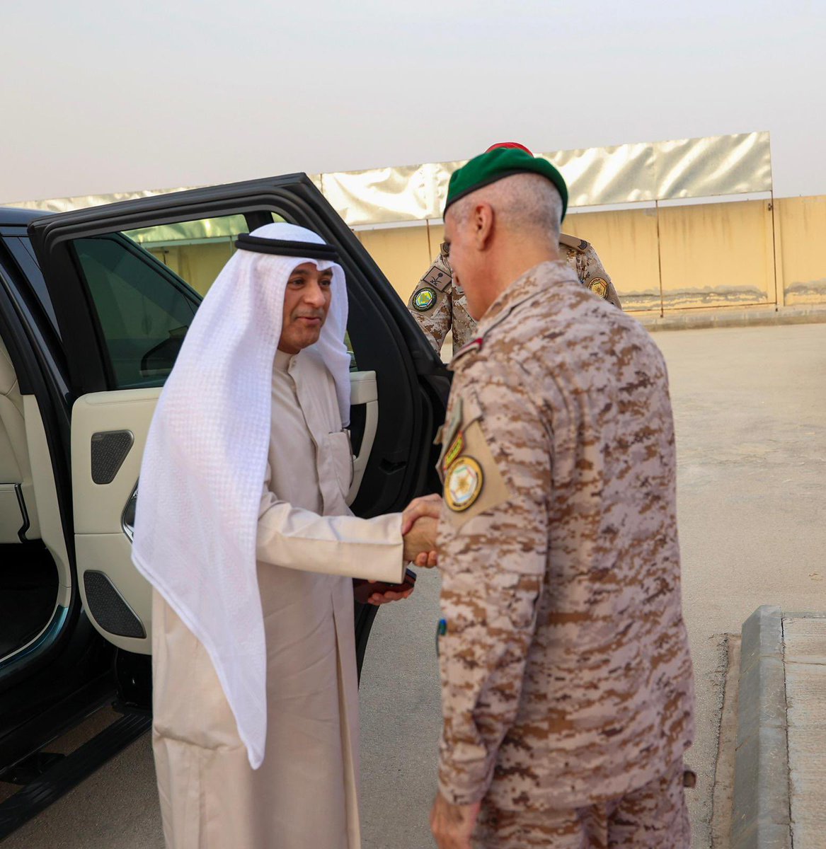 GCC_MILITARY_ID's tweet photo. معالي الأمين العام لمجلس التعاون يزور مقر القيادة العسكرية الموحدة، ويشيد بجهود منتسبي القوات المسلحة بدول المجلس

https://t.co/hQW9zhGwxn https://t.co/gGjnpAUqur