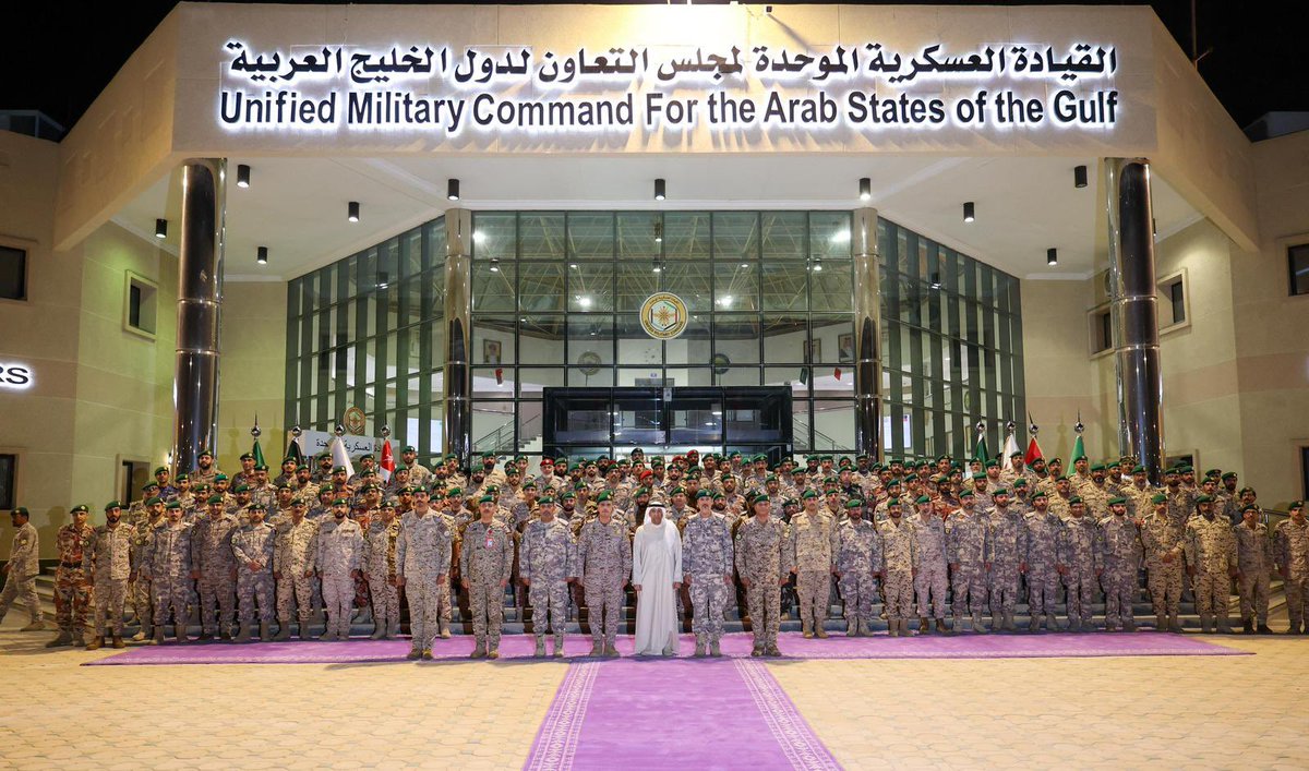 GCC_MILITARY_ID's tweet photo. معالي الأمين العام لمجلس التعاون يزور مقر القيادة العسكرية الموحدة، ويشيد بجهود منتسبي القوات المسلحة بدول المجلس

https://t.co/hQW9zhGwxn https://t.co/gGjnpAUqur