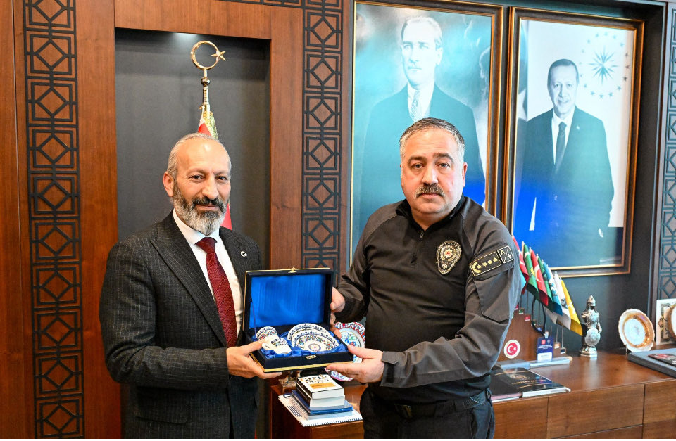 vankuresunniler's tweet photo. VAN il Emniyet Müdürümüz Sayın Murat MUTLU yu KÜRESİNLİLER Dernek Yönetim Kurulu olarak makamında ziyaret ettik.
Dernek başkanımız Bilal YÜCEBAŞ ve yanındaki kalabalık heyet ziyareten duydukları mutluluğu ifade ederek Sayın Murat MUTLU ya hediyelerini takdim ettiler. https://t.co/hKbnCLA4KF