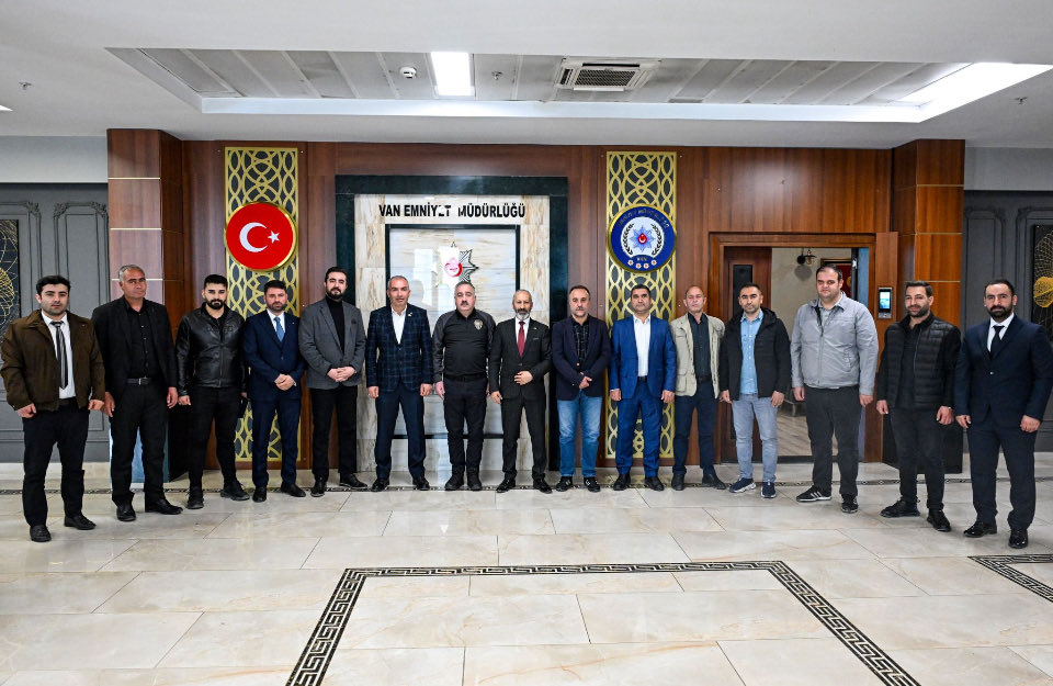 vankuresunniler's tweet photo. VAN il Emniyet Müdürümüz Sayın Murat MUTLU yu KÜRESİNLİLER Dernek Yönetim Kurulu olarak makamında ziyaret ettik.
Dernek başkanımız Bilal YÜCEBAŞ ve yanındaki kalabalık heyet ziyareten duydukları mutluluğu ifade ederek Sayın Murat MUTLU ya hediyelerini takdim ettiler. https://t.co/hKbnCLA4KF
