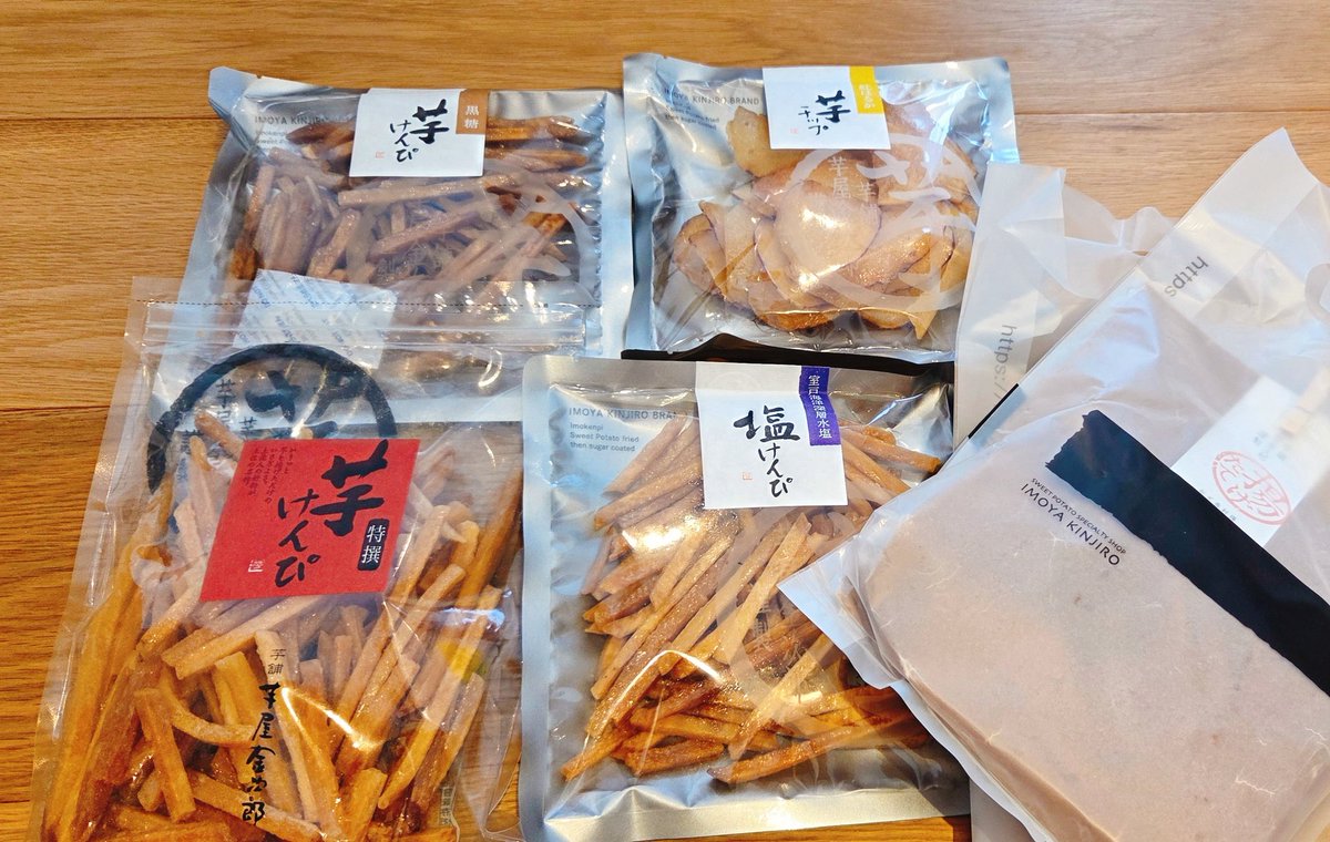 인기가게인 煮魚少年에서 간장&amp;된장 고등어 조림 먹고 한국인은 다 산다는 고구마 과자도 종류별로 사찌🥰 
煮魚少年은 점심시간 지나서도 인기가 많더라. 대체로 모두가 좋아할 맛이고 털털하면서도 깍듯한 선을 지키는 조림아조씨의 프로접객이 인상적이었다. 少年은 없었음..