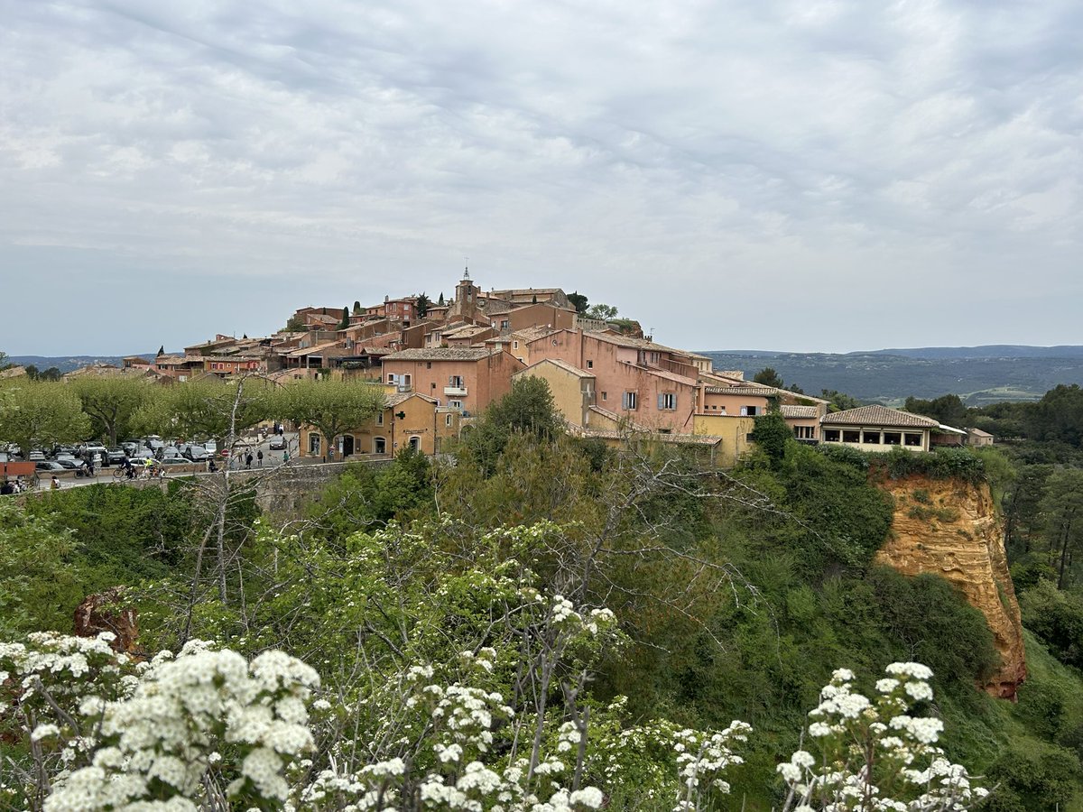 edward_gillin's tweet image. Roussillon, one of Les Plus Beaux Villages de France, and a centre of ochre (pigment) mining until the 1930s.

#france #village #french #roussillon #beaux #ochre #paint