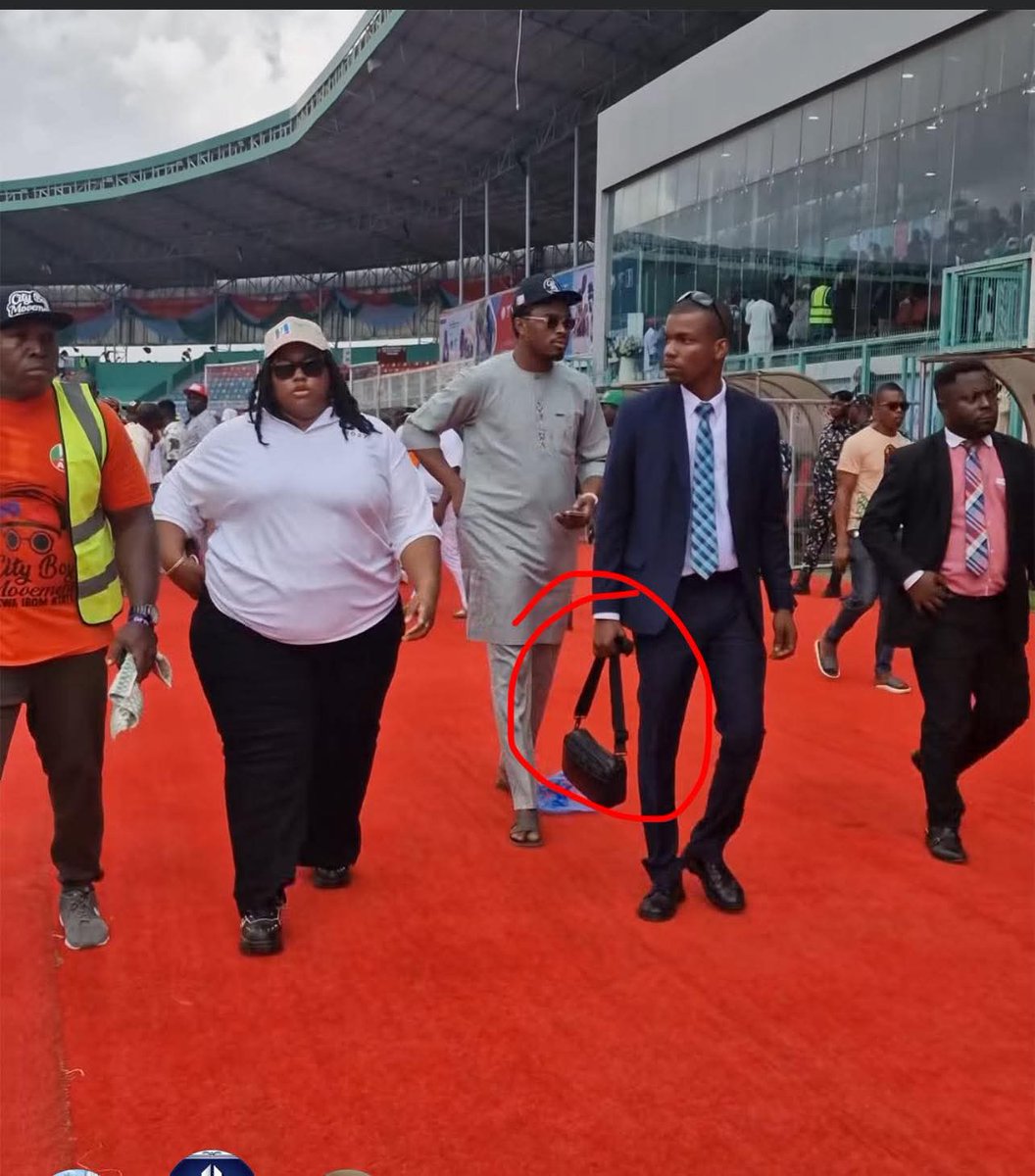 Look at what the APC has reduced our security institutions to... A DSS official now carrying the bag of Senate President's daughter 💔