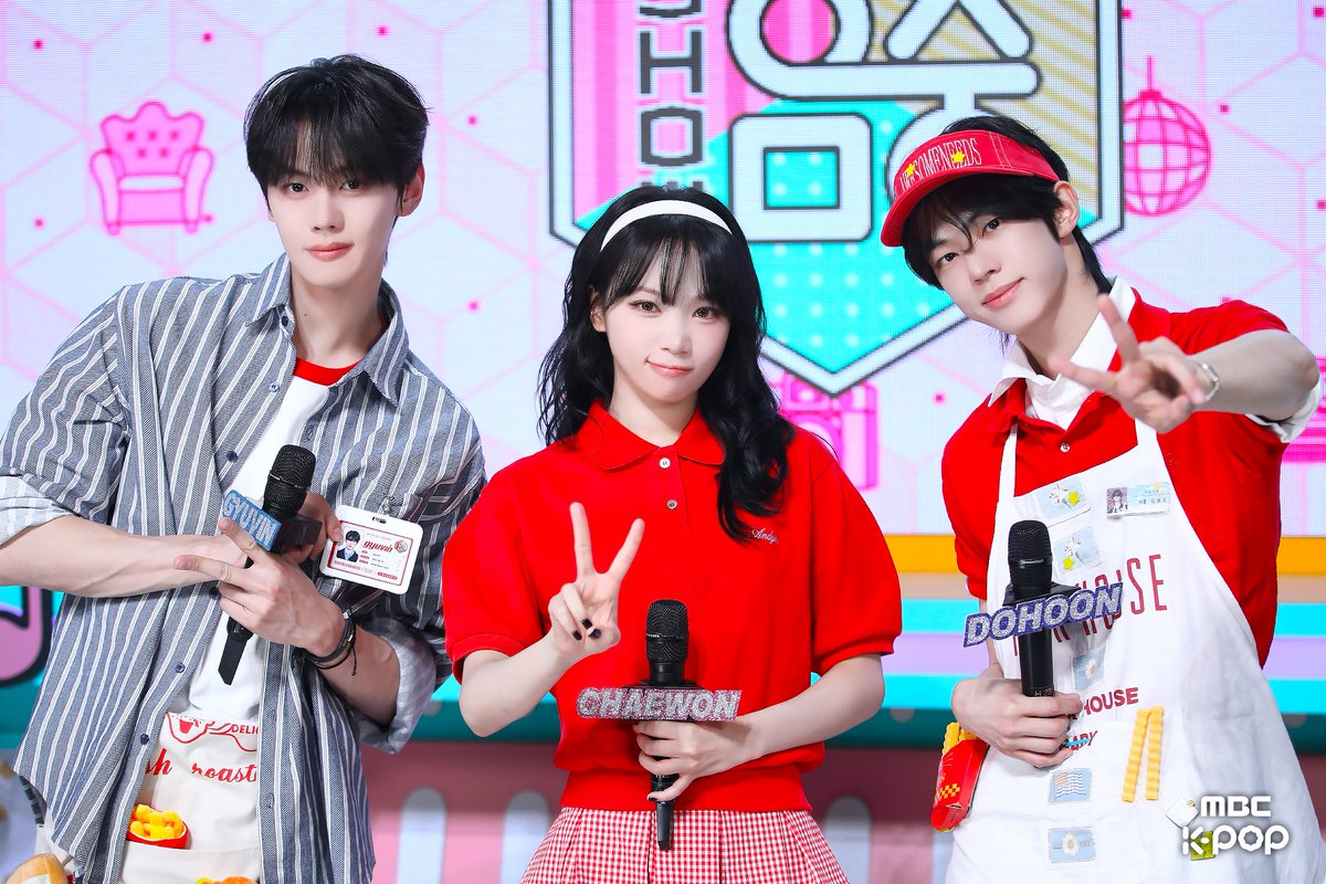 MBC_entertain's tweet photo. 🍔음중버거 미모의 알바생 3인방 출근 완료🍟

손님: 주문이요❌ 감탄이요⭕
이 집… 비주얼로 장사합니다..😇

오늘은 매출 CELEBRATION🎉

#쇼음악중심 내일 3:20 PM에 만나요✨

260425 #쇼음악중심 #음중 #규빈 #TWS #도훈 #LE_SSERAFIM #김채원
@tws_pledis @AND2BLE @le_sserafim https://t.co/OgLaaigaph
