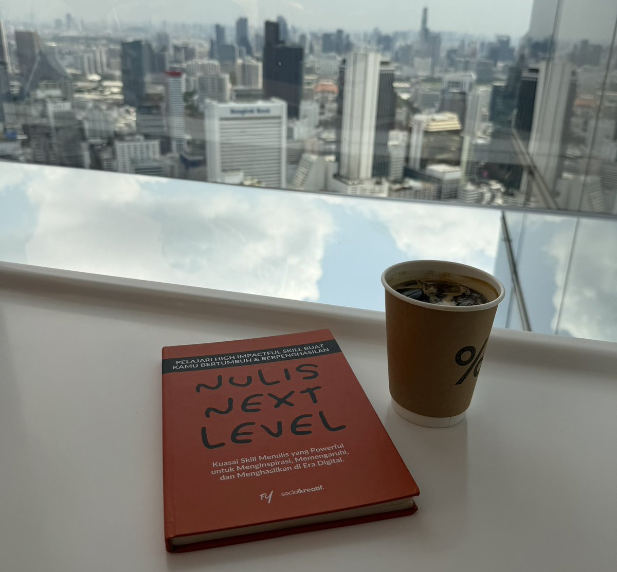 fardiyandi's tweet photo. Harga dari “living your best life”?￼

1. Terbiasa dengan rasa sepi.
Walaupun ada pasangan, kerabat, dan keluarga. Yang namanya membangun mimpi, gak semua bisa 100% mengerti apa yg kamu lakukan. Dapat support atau nggak, gaskeun terus!￼

2. Terbiasa untuk disalahpahami. Gak perlu begging dan over-explaining. Sisihkan waktu dan energimu buat hal-hal yg penting.￼

3. People come & go! Dalam prosesnya, kamu akan bertemu dengan banyak orang-orang baru dan kehilangan sebagian relasi lama. Semuanya karena prioritas yg berbeda.￼

4. Diremehin itu makanan sehari-hari. Dalam proses merintis, karena belum ada hasil yah setiap omonganmu akan dianggap sampah. Jadi terbiasalah buat dianggap gak bisa dan gak mampu. Walaupun dari dalam hati mau membela diri, please jangan. Ingat prioritas energi.￼

5. Terbiasa membangun kepercayaan diri berulang-ulang. Akan ada banyak salah langkah, salah ambil keputusan, salah milih orang. Jangan berhenti percaya bahwa akan ada waktunya kamu mengambil keputusan yg tepat. Mari memulai lagi.￼

Kalau harga untuk hidup aman dan nyaman itu murah dan gampang, semua orang pasti mau melakukannya. Itulah yg membuat kamu berbeda. Mengusahakan sesuatu yg gak gampang dan hasilnya juga belum pasti.

Tapi tau gak apa yg pasti? Kalau kamu gak coba, yah gak bakalan ada yg berubah.￼