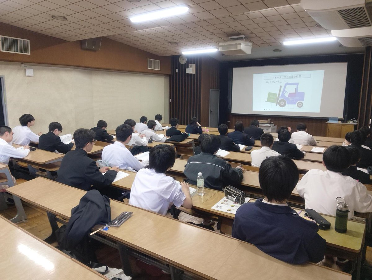 isogotech_hs's tweet photo. 4月25(土)・26日(日)に本校の敷地内で「フォークリフト運転特別講習会」が行われました。
受講生徒は学科と技能講習を一生懸命頑張っていました。
合格してますように。。 https://t.co/seXZ3tFhii