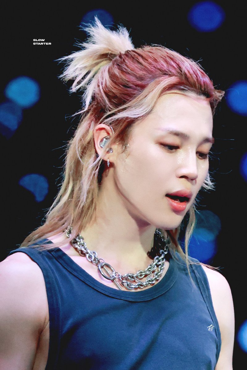 LClairm35766's tweet image. Park Jimin changes his hair and suddenly the global economy shifts.
Blonde? Legendary.
Black? Dangerous.
Silver? Illegal in 194 countries.
That styling?? Not hair—it’s a weapon.
At this point his hairstylist deserves a Nobel Prize and a security team.
#JIMIN #지민 #BTS #JiminHair