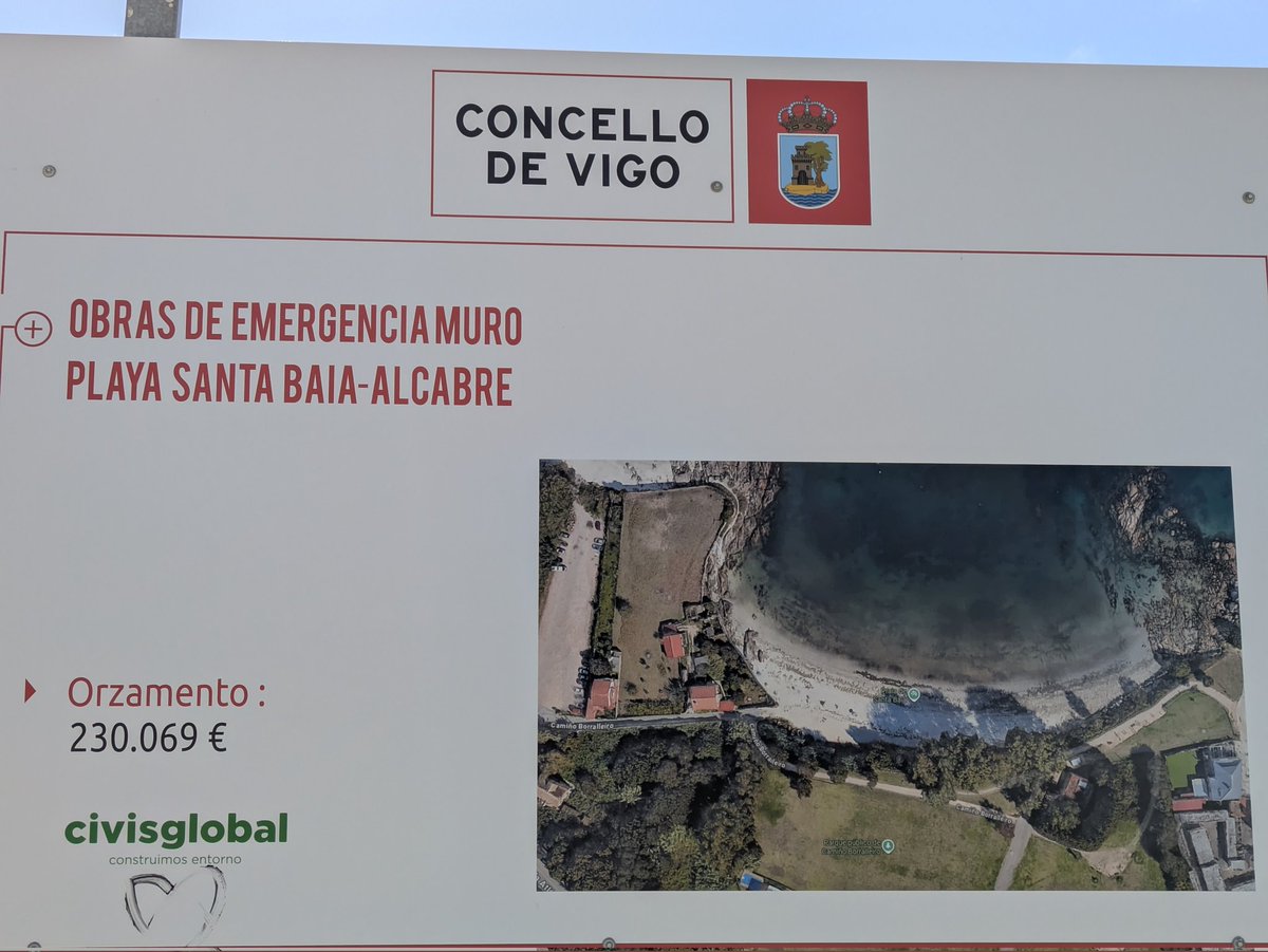 Vigoblog's tweet image. Na praia de santa Baia en Alcabre o Concello de #Vigo ergue un muro ciclópeo que se come a praia, en troques de ataludar e revexetar xa que hai espazo público abondo para unha actuación de rexeneración exemplar. Costas e  @mitecogob... algo que alegar a este atentado ecolóxico?