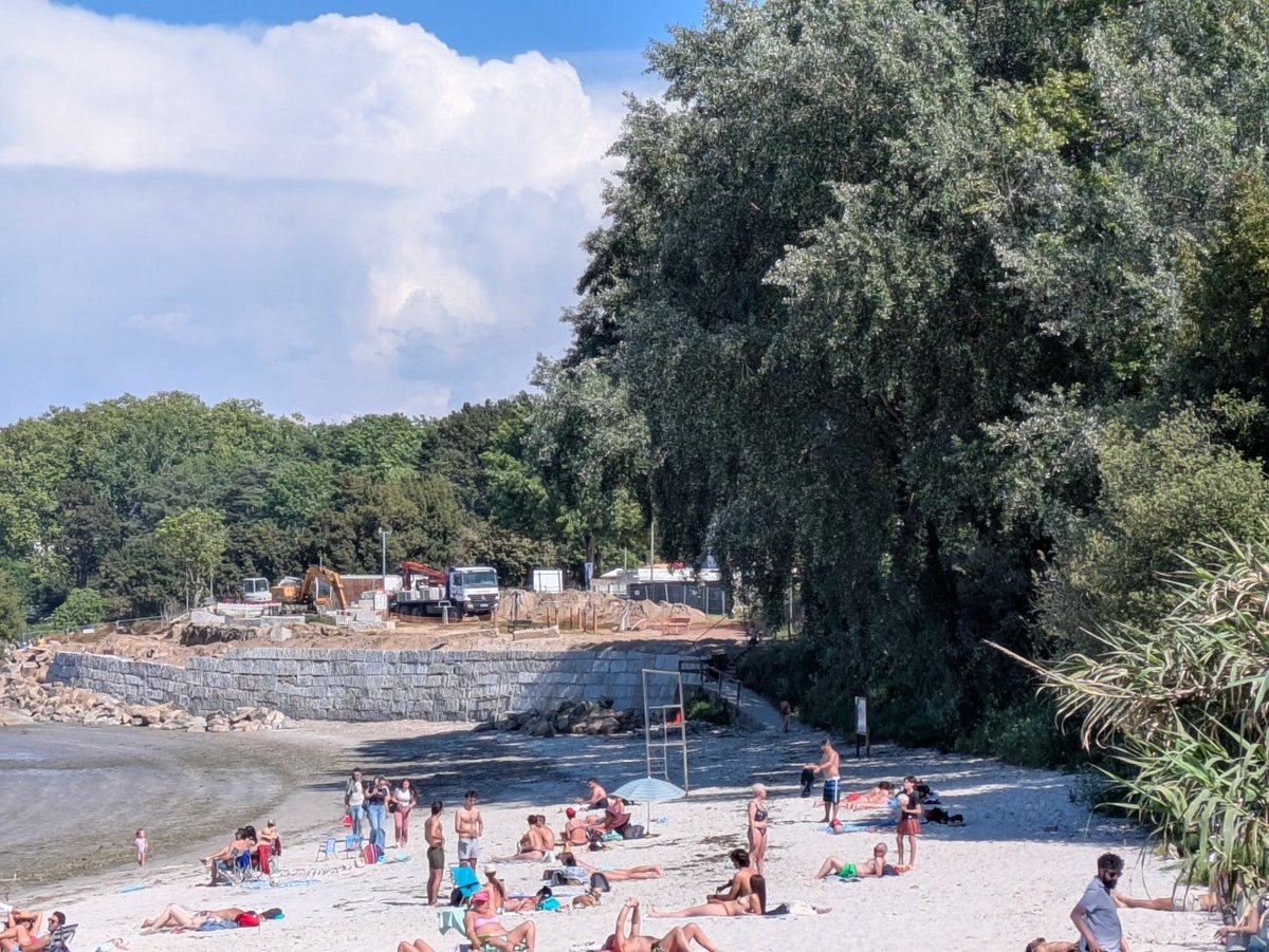 Vigoblog's tweet image. Na praia de santa Baia en Alcabre o Concello de #Vigo ergue un muro ciclópeo que se come a praia, en troques de ataludar e revexetar xa que hai espazo público abondo para unha actuación de rexeneración exemplar. Costas e  @mitecogob... algo que alegar a este atentado ecolóxico?