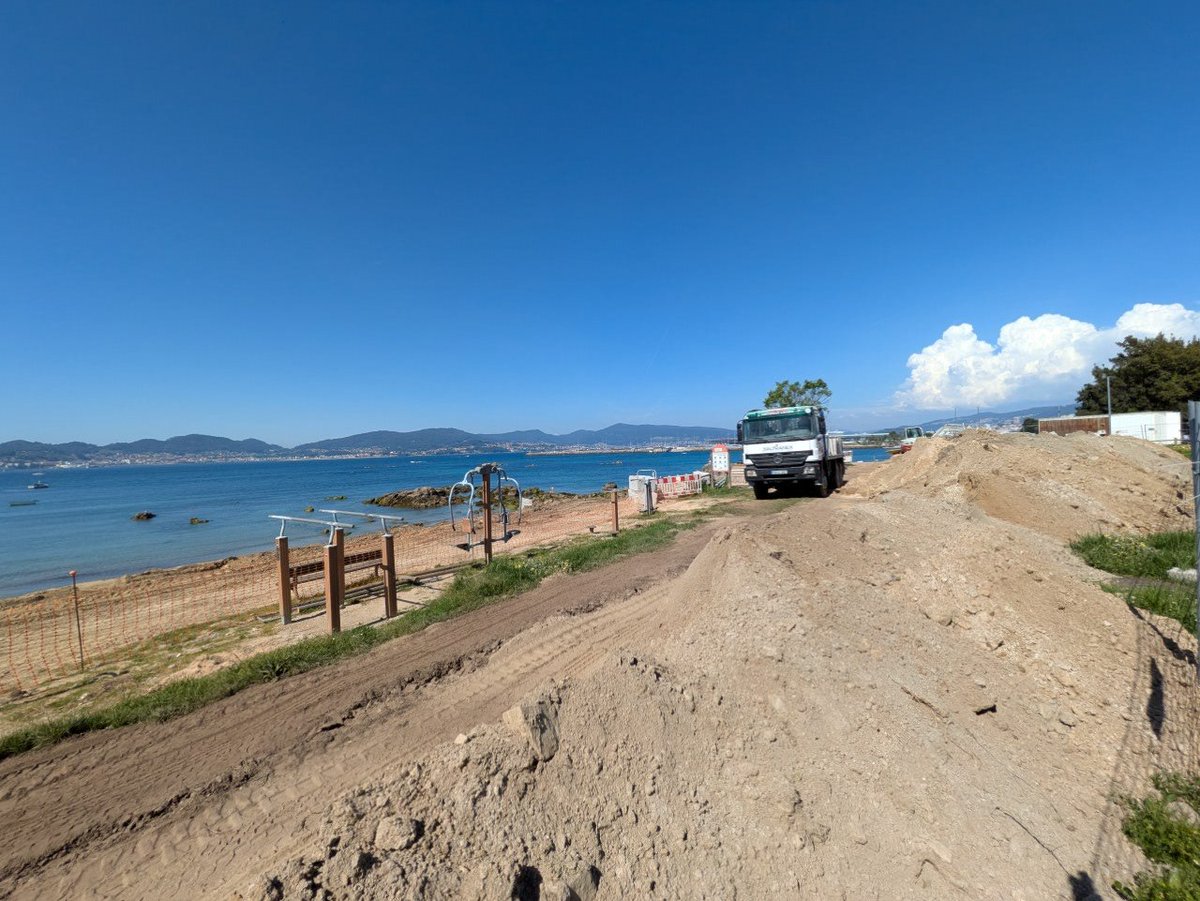 Vigoblog's tweet image. Na praia de santa Baia en Alcabre o Concello de #Vigo ergue un muro ciclópeo que se come a praia, en troques de ataludar e revexetar xa que hai espazo público abondo para unha actuación de rexeneración exemplar. Costas e  @mitecogob... algo que alegar a este atentado ecolóxico?