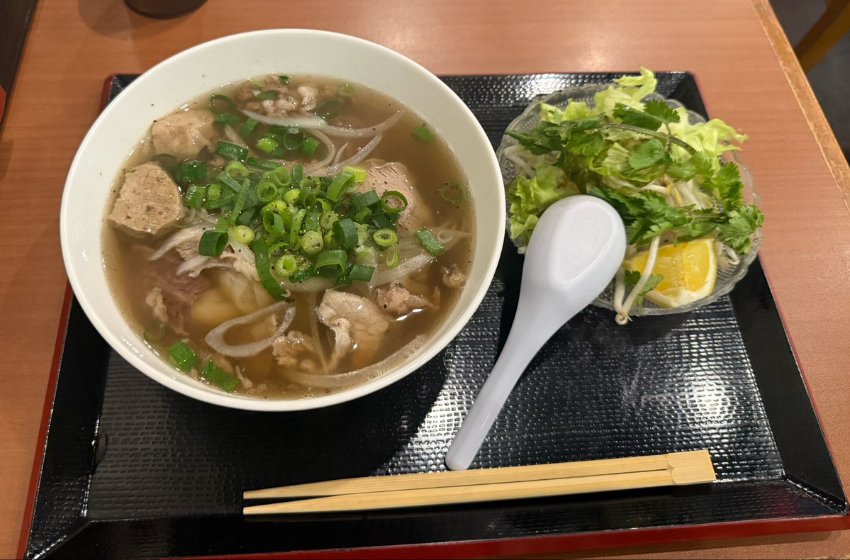 現地か？ってくらい🇻🇳
昼とは思えない程薄暗く…
なぜか年中クリスマス気分🎄✨
暑過ぎて回る無数の扇風機…
店内10🇻🇳1🇯🇵さいこーだった☺️これこそ
私が今日食べたかったランチ‼︎‼︎そして
気になりすぎるイチロー‼︎