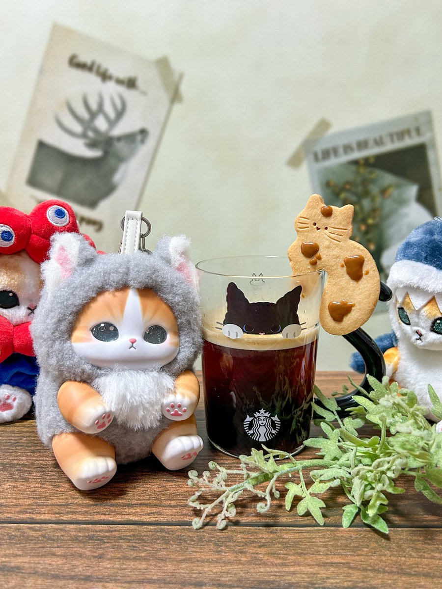2a_mink3gone's tweet photo. おいしい香りに誘われて #mofusand たちが集まってきたみたい。にゃーにゃー！🐾
前職の方にいただいたクッキーが可愛すぎて、みんなで大撮影会です📸✨ https://t.co/s26mbe33S2