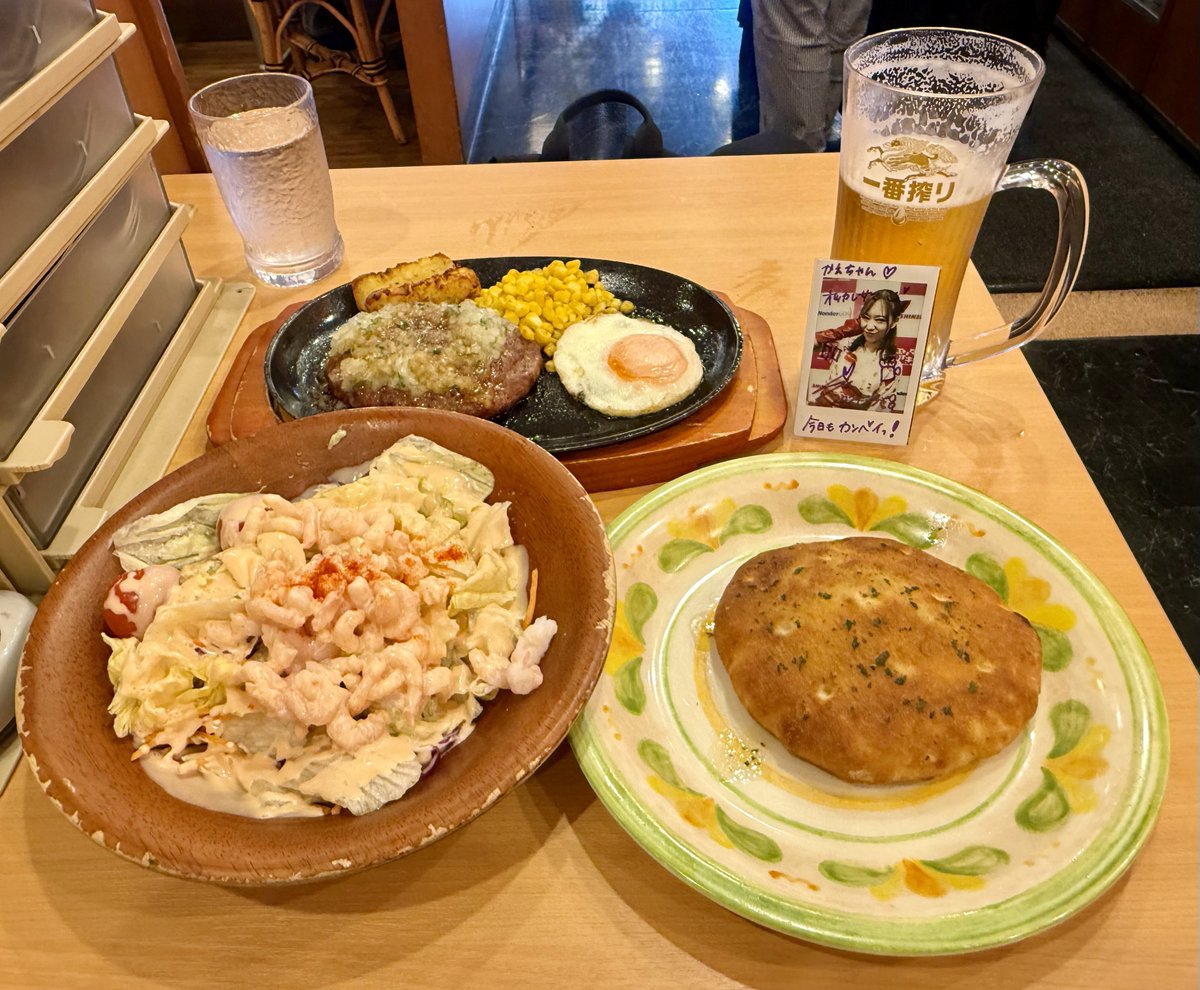 kaepis's tweet photo. 【サイゼリヤで予算1,500円で注文するなら？】
私のチョイスは、、、
↓こちらです！！！
せりちゃんと被ってるの2つあったよーん😌🫶✨
小エビのサラダは全力MUSTやしディアボラ風ハンバーグはほぼMUST🤤
ビールなんか余裕の余裕のMUSTすぎ！笑
ガーリックフォッカチオはその日の気分😂
 #月ドット https://t.co/4OPU769Fpr