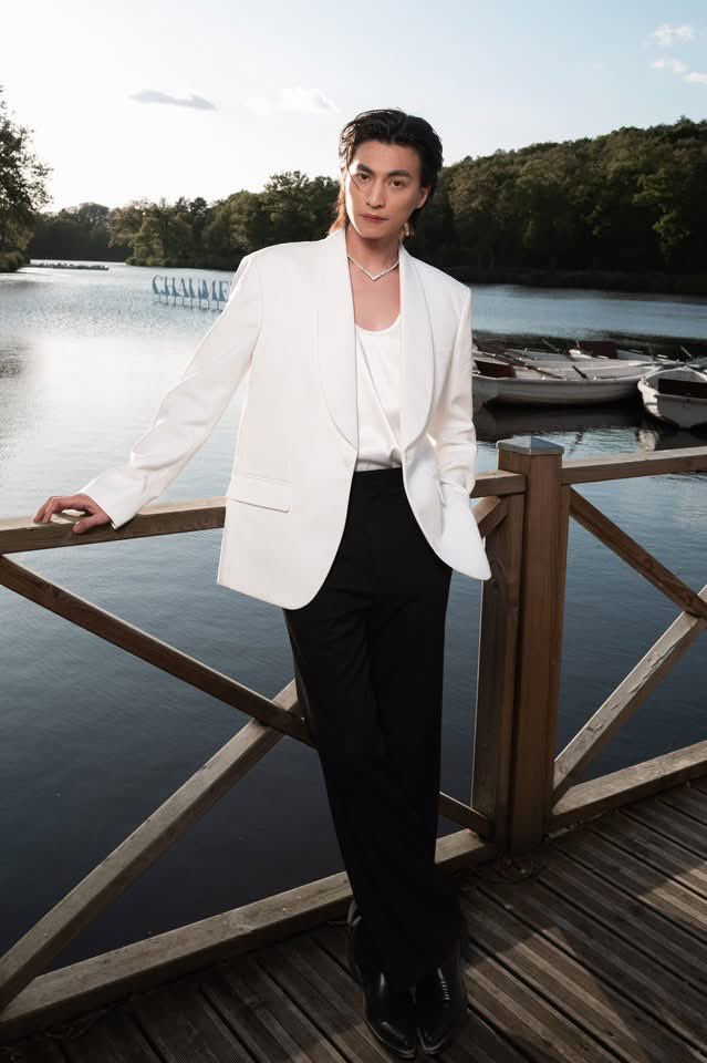 bkbtoday's tweet photo. หล่อเรียบหรู “กลัฟ คณาวุฒิ” เฉิดฉายกรุงปารีส ร่วมงานเปิดตัวเครื่องประดับชั้นสูงแบรนด์ Chaumet พร้อมกระทบไหล่คนดังระดับโลก

#Chaumet #GulfKanawut #กลัฟคณาวุฒิ https://t.co/t3IRgW98Tq