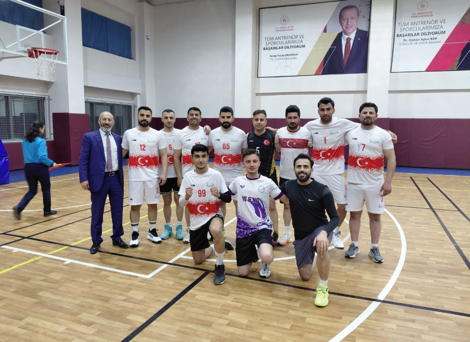 vankuresunniler's tweet photo. KÜRESİNLİLER MASTER "B" Takımımız, VAN Gençlik ve spor İl Müdürlüğü 36 Takım Katılımlı Kurumlar Arası Voleybol Turnuvasına katıldık.Açılış maçında Van Başakşehir Kolejini  2-0 yendik.Takımımızı tebrik ediyor başarılarının devamını diliyoruz. https://t.co/hhwJ4IGir6