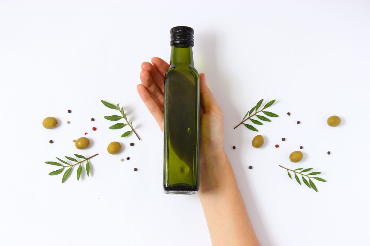 JBouvier_Nutri's tweet image. 💚L'or liquide de la vie se cache dans un flacon vert... l’huile d’olive! 💥Préserver votre cœur, booster votre mémoire, rester actif toute votre vie : c’est possible grâce à elle. Prêt à découvrir ses secrets millénaires?🧵 #Santé #Nutrition #BienVieillir