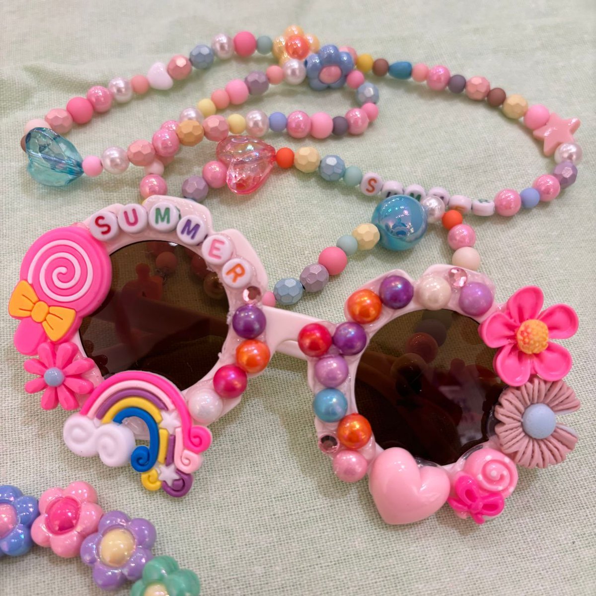 FlyingTiger_JP's tweet photo. ビーズやパーツを好きなだけ盛って、世界にひとつのサングラスが完成🌈💖 https://t.co/22lco0i11p