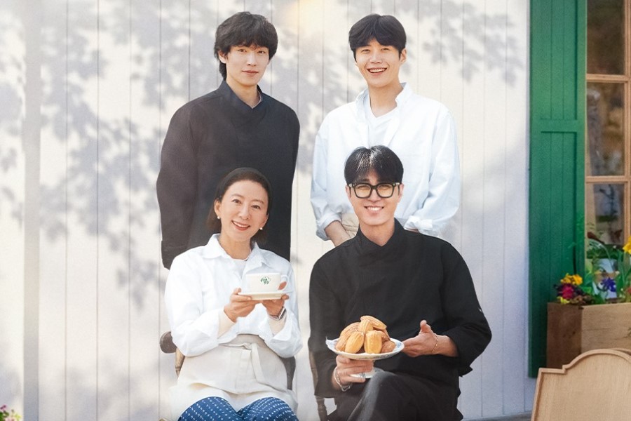 soompi's tweet photo. #ChaSeungWon, #KimHeeAe, #KimSeonHo, And #LeeKiTaek Share Warm Smiles In New Variety Show “#BonjourBakery” Poster
https://t.co/D6w5M67JsM https://t.co/BcjmsYYUaF